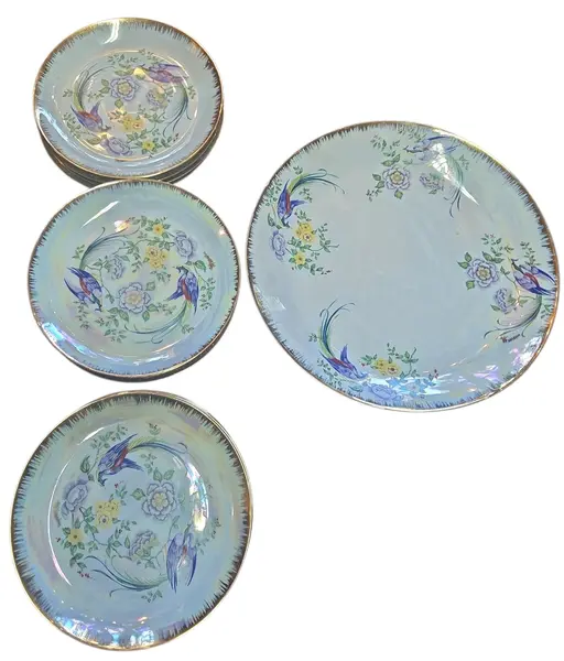 Foto de um(a) Conjunto de Sobremesa em Porcelana - 13 Peças - Decor Faisões e Flores, da categoria de Conjuntos de servir. Belíssimo jogo de sobremesa composto por 13 peças, confeccionado em porcelana de alta qualidade com acabamento em fundo... Mostrado de uma perspectiva diferente. Vendido no marketplace Trésors.