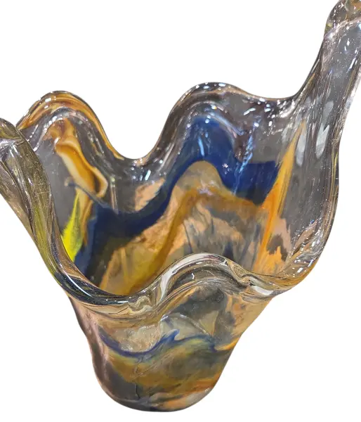 Foto de um(a) Vaso Murano Colorido, da categoria de Vasos. Cada curva deste vaso conta uma história de fogo e sopro. Mostrado de uma perspectiva diferente. Vendido no marketplace Trésors.