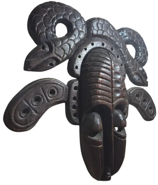 Foto de um(a) Máscara Tribal Decorativa em Madeira Nobre – Entalhe de Serpentes e Simbolismo Africano, da categoria de Objetos de parede esculturais. Esta é uma peça de arte mural imponente e sofisticada, perfeita para colecionadores ou para quem deseja um ponto focal... Mostrado de uma perspectiva diferente. Vendido no marketplace Trésors.