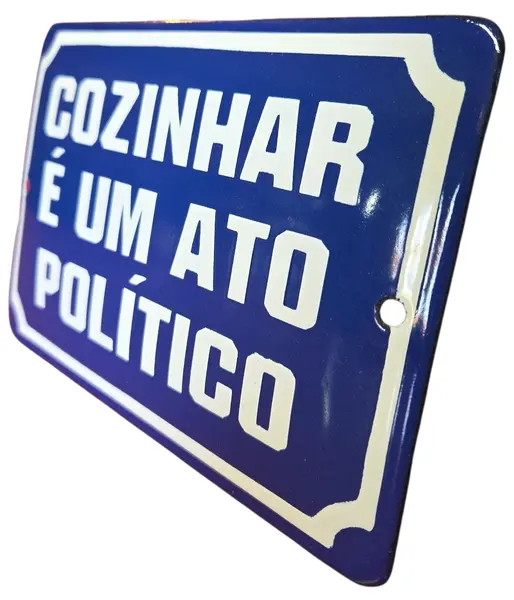 Foto de um(a) Antiga Placa de Metal Esmaltada, da categoria de Outros sinais. Traga charme, personalidade e uma pitada de contestação para o seu ambiente com esta belíssima placa decorativa esmaltada!. Vendido no marketplace Trésors.
