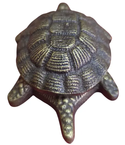 Foto de um(a) Cinzeiro Marinho: Tartaruga em Bronze, da categoria de Cinzeiros. Inspirada na longevidade e resistência das tartarugas marinhas, esta peça decorativa em bronze é um item de destaque para... Mostrado de uma perspectiva diferente. Vendido no marketplace Trésors.