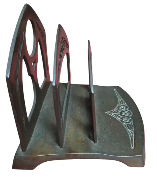 Foto de um(a) Porta Cartas Centenário, da categoria de Suportes decorativos. Celebrando um século de tradição, este porta cartas é fabricado em metal nobre com acabamento em bronze envelhecido.... Mostrado de uma perspectiva diferente. Vendido no marketplace Trésors.