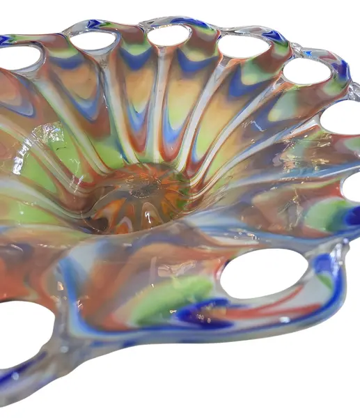 Foto de um(a) Centro de Mesa Murano Design Orgânico – Estilo Moderno, da categoria de Centro de mesa. O equilíbrio perfeito entre força e delicadeza. Este centro de mesa em Murano utiliza a técnica de sobreposição de cores,... Mostrado de uma perspectiva diferente. Vendido no marketplace Trésors.