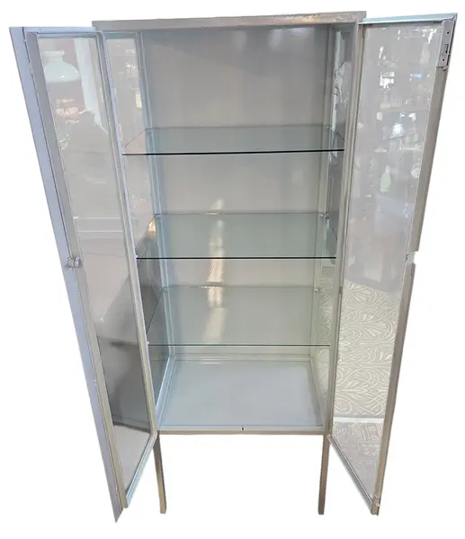 Foto de um(a) Farmacinha Vintage Branca, da categoria de Armários e Guarda Roupas. Autêntica cristaleira hospitalar vintage, popularmente conhecida como "farmacinha". Esta peça combina a robustez do... Mostrado de uma perspectiva diferente. Vendido no marketplace Trésors.