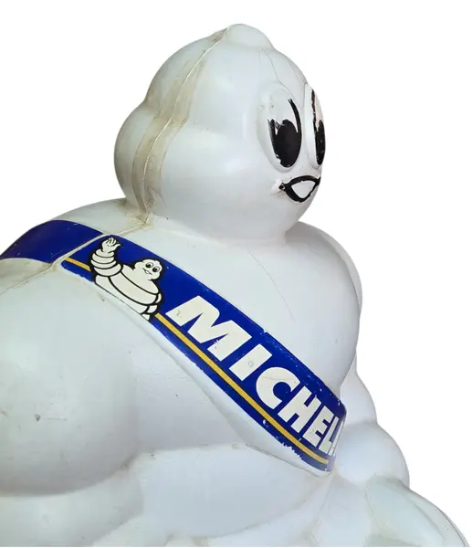 Foto de um(a) Boneco Michelin, da categoria de Bonecos de arte. Rara figura publicitária do icônico mascote da marca de pneus Michelin, o Bibendum. Este boneco apresenta o design clássico... Mostrado de uma perspectiva diferente. Vendido no marketplace Trésors.