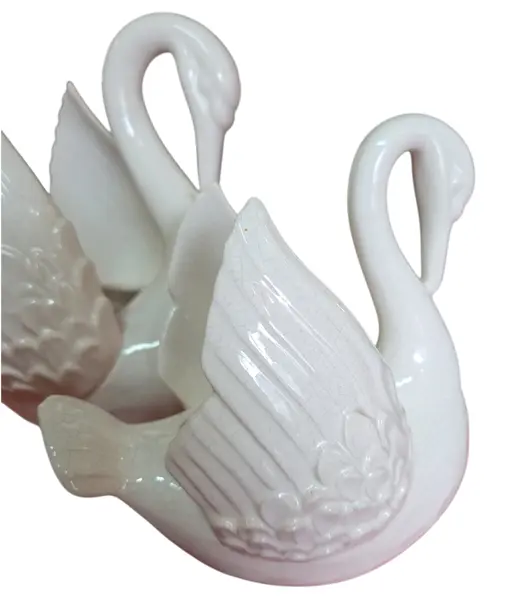 Foto de um(a) Trio de Cachepots Cisnes em Porcelana Branca Esmaltada - Luxo e Sofisticação, da categoria de Cachepot. Adicione um toque de serenidade e elegância clássica ao seu ambiente com este magnífico trio de cachepots em formato de... Mostrado de uma perspectiva diferente. Vendido no marketplace Trésors.