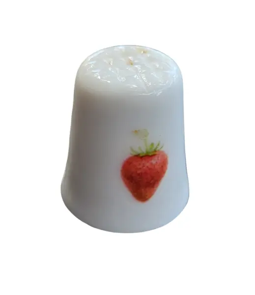 Foto de um(a) Dedal de Coleção em Porcelana – Cesta de Morangos, da categoria de Outros colecionáveis. Este gracioso dedal em porcelana destaca-se pela sua temática campestre e delicada. A peça apresenta uma ilustração central... Mostrado de uma perspectiva diferente. Vendido no marketplace Trésors.