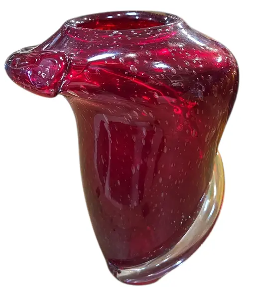 Foto de um(a) Vaso Murano Vermelho, da categoria de Vasos. Cada curva deste vaso conta uma história de fogo e sopro. Feito artesanalmente, este Murano carrega a alma da tradição... Mostrado de uma perspectiva diferente. Vendido no marketplace Trésors.