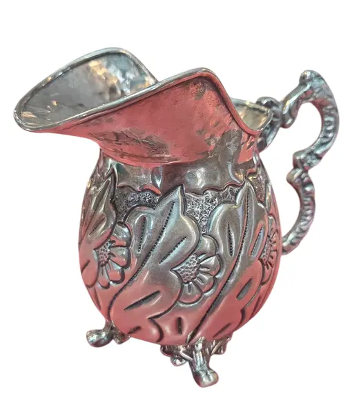 Foto de um(a) Aparelho de Chá e Café Colonial em Prata – 5 Peças Trabalhadas, da categoria de Conjuntos de café e chá. Magnífico conjunto colonial para chá e café, composto por 5 peças ricamente adornadas. Este aparelho é um exemplo clássico... Mostrado de uma perspectiva diferente. Vendido no marketplace Trésors.