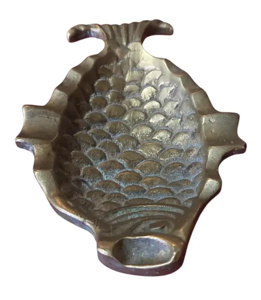 Foto de um(a) Cinzeiro Decorativo Peixe em Bronze, da categoria de Cinzeiros. Lindo cinzeiro vintage em formato de peixe, confeccionado em metal maciço bronze com pátina original do tempo. Mostrado de uma perspectiva diferente. Vendido no marketplace Trésors.