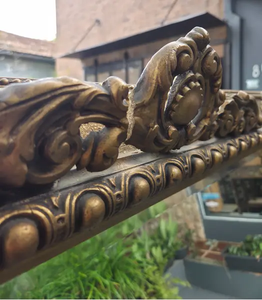 Foto de um(a) Espelho Antigo Dourado em Madeira com Vidro Bisotê, da categoria de Espelhos. Espelho antigo com moldura em madeira, acabamento dourado e detalhes entalhados. Possui vidro bisotê, que valoriza o... Mostrado de uma perspectiva diferente. Vendido no marketplace Trésors.