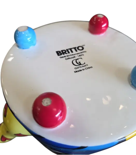 Foto de um(a) Bule Romero Britto Original – Cerâmica, da categoria de Bules. Leve a arte vibrante de Romero Britto para a sua mesa com este bule icônico. Com estampas que misturam elementos do cubismo,... Mostrado de uma perspectiva diferente. Vendido no marketplace Trésors.