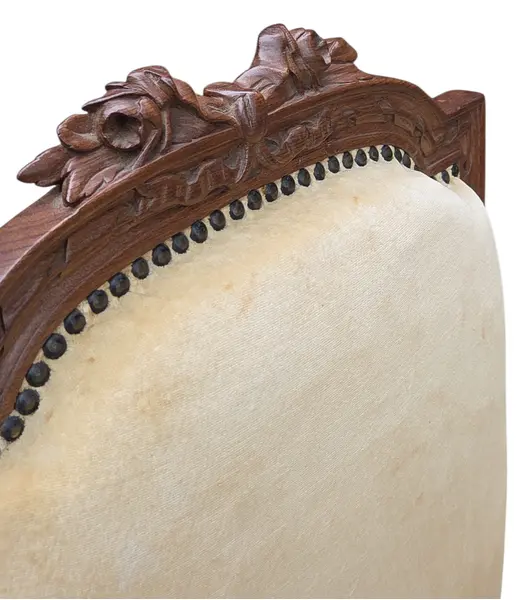 Foto de um(a) Cadeira Antiga Luís XVI em Madeira Nobre Entalhada, da categoria de Outras cadeiras. Elegante cadeira de época clássico francês (Luís XVI), confeccionada em madeira nobre de alta densidade com ricos detalhes... Mostrado de uma perspectiva diferente. Vendido no marketplace Trésors.