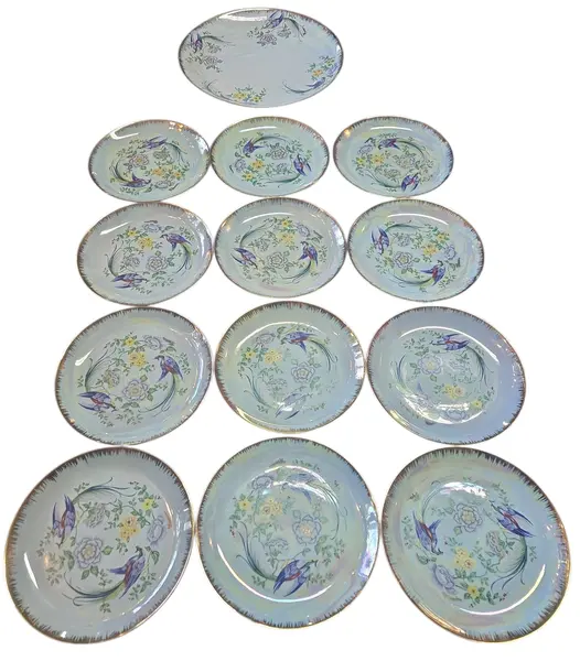 Foto de um(a) Conjunto de Sobremesa em Porcelana - 13 Peças - Decor Faisões e Flores, da categoria de Conjuntos de servir. Belíssimo jogo de sobremesa composto por 13 peças, confeccionado em porcelana de alta qualidade com acabamento em fundo... Mostrado de uma perspectiva diferente. Vendido no marketplace Trésors.