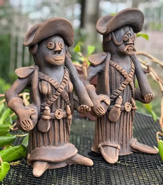 Foto de um(a) Lampião e Maria Bonita - Joel Galdino, da categoria de Escultura. Par de esculturas em barro de Joel Galdino, grande mestre da arte popular brasileira, representando Lampião e Maria Bonita.... Mostrado de uma perspectiva diferente. Vendido no marketplace Trésors.