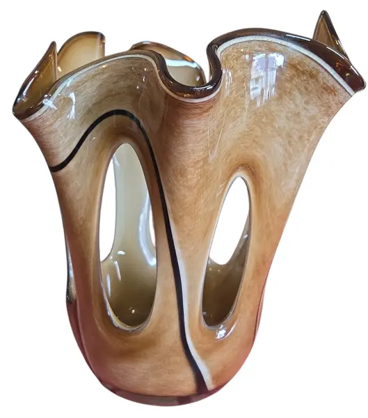 Foto de um(a) Vaso Decorativo Murano, da categoria de Vasos. Lindo vaso em estilo Murano, perfeito para quem busca sofisticação e requinte. Mostrado de uma perspectiva diferente. Vendido no marketplace Trésors.