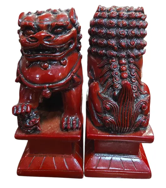 Foto de um(a) Par de Cães de Fó em Resina - Leões Guardiões Chineses, da categoria de Outros colecionáveis. Imponente par de Cães de Fo em tom vermelho profundo, emulando a tradicional técnica oriental de escultura em cinábrio.... Mostrado de uma perspectiva diferente. Vendido no marketplace Trésors.