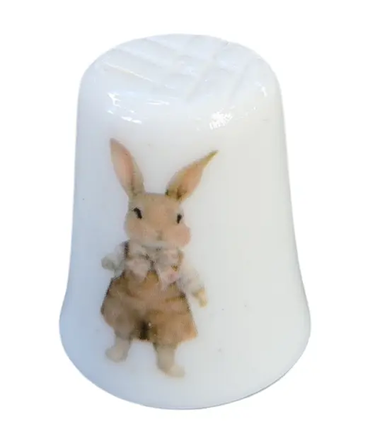 Foto de um(a) Dedal de Coleção em Porcelana – Coelhinhos e Xícara de Chá, da categoria de Outros colecionáveis. A decoração apresenta duas cenas distintas e encantadoras: de um lado, um coelhinho detalhado posando de pé; do outro, a... Mostrado de uma perspectiva diferente. Vendido no marketplace Trésors.