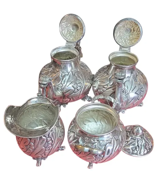 Foto de um(a) Aparelho de Chá e Café Colonial em Prata – 5 Peças Trabalhadas, da categoria de Conjuntos de café e chá. Magnífico conjunto colonial para chá e café, composto por 5 peças ricamente adornadas. Este aparelho é um exemplo clássico... Mostrado de uma perspectiva diferente. Vendido no marketplace Trésors.