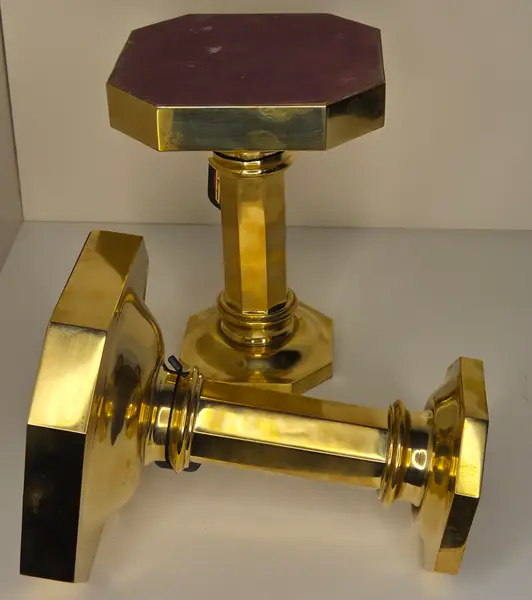 Foto de um(a) Par de Castiçais Dourados, da categoria de Velas e fragrâncias para casa. Ilumine seus momentos especiais com a sofisticação que só o dourado proporciona. Este par de castiçais une um design... Mostrado de uma perspectiva diferente. Vendido no marketplace Trésors.