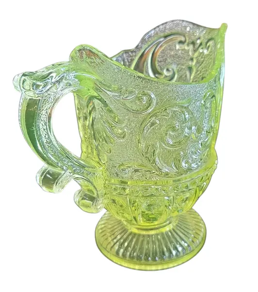 Foto de um(a) Cremeira Antiga em Uralina, da categoria de Cremeiras. Peça indispensável para colecionadores de vidros antigos e curiosidades históricas. Esta cremeira é fabricada em Uralina... Mostrado de uma perspectiva diferente. Vendido no marketplace Trésors.