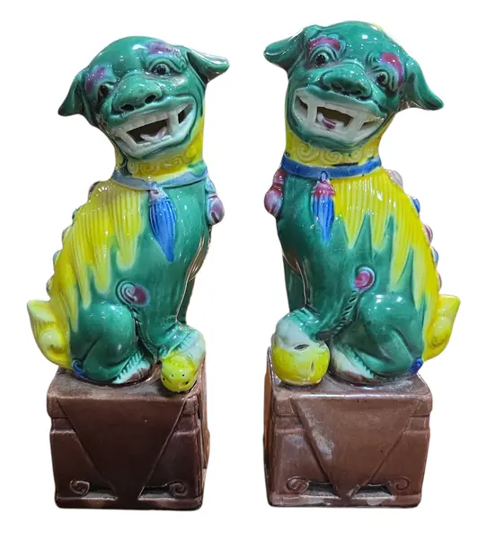 Foto de um(a) Par de Cães de Fó em Cerâmica Policromada Estilo Sancai - Leões Guardiões Chineses, da categoria de Outros colecionáveis. Magnífico par de Cães de Fo (também conhecidos como Leões de Fu ou Leões Guardiões), símbolos milenares de proteção, sorte e... Mostrado de uma perspectiva diferente. Vendido no marketplace Trésors.