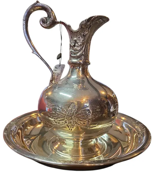 Foto de um(a) Gomil em Prata 90 - Estilo Clássico, da categoria de Acessórios para banheiro. Este magnífico conjunto de gomil e bacia em prata 90 é uma peça decorativa clássica que evoca o requinte das antigas salas... Mostrado de uma perspectiva diferente. Vendido no marketplace Trésors.