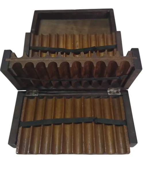 Foto de um(a) Porta-Cigarreira em Marchetaria – Paisagem de Araucárias em Madeira Nobre, da categoria de Cigarreiras e piteiras. Uma verdadeira obra de arte em miniatura. Este porta-cigarreira apresenta um trabalho primoroso de marchetaria, retratando a... Mostrado de uma perspectiva diferente. Vendido no marketplace Trésors.