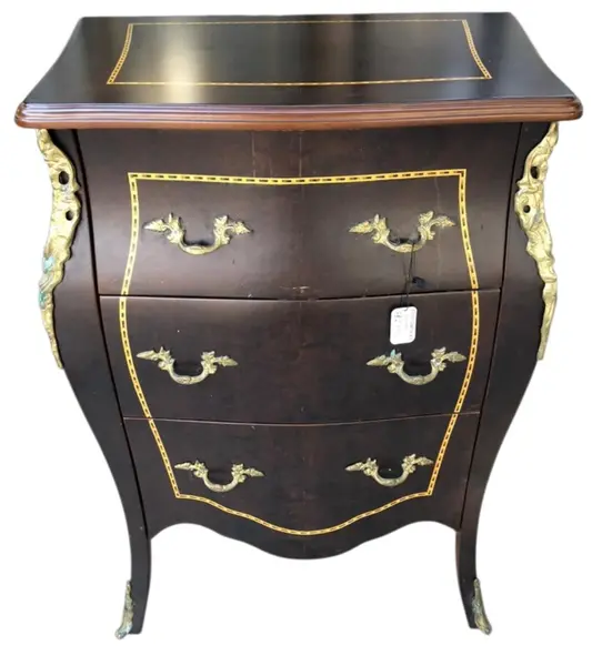 Foto de um(a) Cômoda Mesa de Cabeceira, da categoria de Cômodas e Sapateira. Mostrado de uma perspectiva diferente. Vendido no marketplace Trésors.