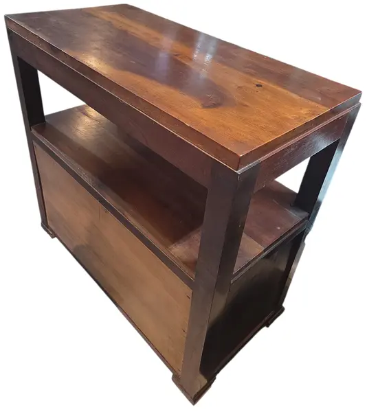 Foto de um(a) Mesa de Cabeceira em Imbuia, da categoria de Cabeceiras. Apresentamos uma peça autêntica do mobiliário brasileiro de meados do século XX. Esta mesa de cabeceira, confeccionada em... Mostrado de uma perspectiva diferente. Vendido no marketplace Trésors.