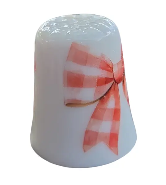 Foto de um(a) Dedal de Coleção em Porcelana – Regador com Flores e Laço, da categoria de Outros colecionáveis. Este delicado dedal em porcelana branca destaca-se pelo seu design romântico e detalhes que remetem ao estilo shabby chic. A... Mostrado de uma perspectiva diferente. Vendido no marketplace Trésors.