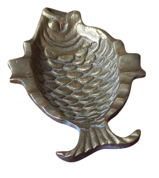 Foto de um(a) Cinzeiro Decorativo Peixe em Bronze, da categoria de Cinzeiros. Lindo cinzeiro vintage em formato de peixe, confeccionado em metal maciço bronze com pátina original do tempo. Mostrado de uma perspectiva diferente. Vendido no marketplace Trésors.