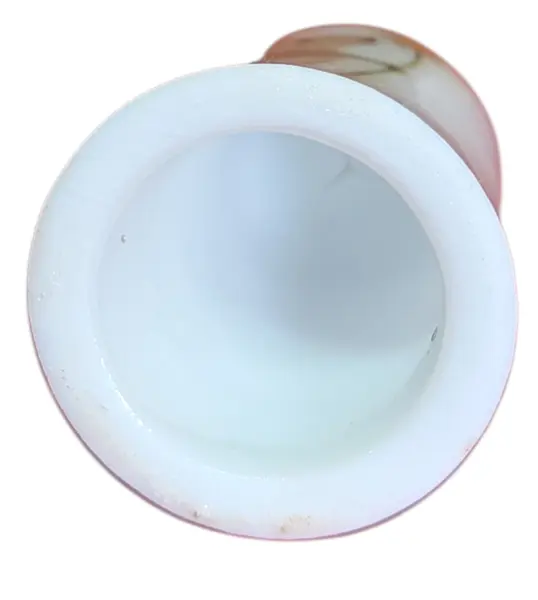 Foto de um(a) Dedal em Porcelana Decorado - Porco-Espinho e Margarida - Colecionável, da categoria de Outros colecionáveis. Esta peça apresenta uma estampa detalhada e lúdica de um pequeno porco-espinho segurando uma margarida, com o verso adornado... Mostrado de uma perspectiva diferente. Vendido no marketplace Trésors.