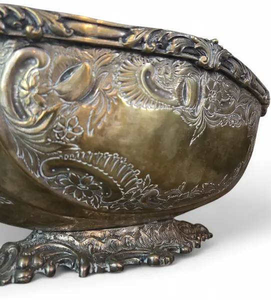 Foto de um(a) Raro Centro de Mesa Fernando Alves, da categoria de Centro de mesa. Detentor de uma elegância que atravessa gerações, este centro de mesa português é uma peça centenária de extrema... Mostrado de uma perspectiva diferente. Vendido no marketplace Trésors.