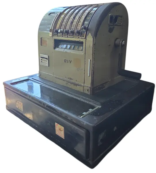 Foto de um(a) Caixa Registradora Antiga RIV – Relíquia Vintage Industrial Decorativa, da categoria de Outros colecionáveis. Adicione um toque autêntico de história ao seu ambiente com esta caixa registradora original da marca RIV. Com seu design... Vendido no marketplace Trésors.