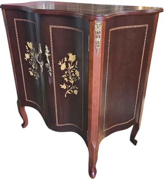 Foto de um(a) Cômoda com Marchetaria e Bronze, da categoria de Cômodas e Sapateira. Elegância Clássica e Sofisticação para o seu AmbienteExclusiva cômoda balcão de apoio em estilo clássico europeu (Bombê),... Vendido no marketplace Trésors.