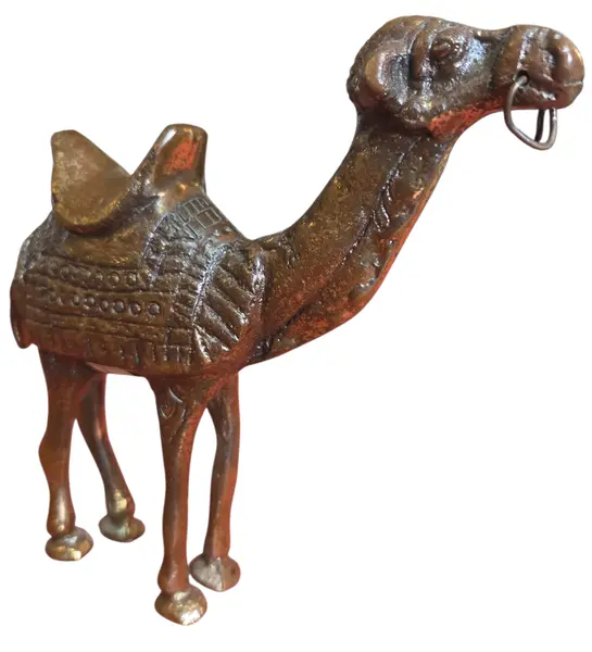 Foto de um(a) O Viajante do Deserto: Escultura de Camelo em Bronze, da categoria de Escultura. Esta imponente escultura em bronze captura a essência da resiliência e da paciência. Representando o camelo em uma postura... Mostrado de uma perspectiva diferente. Vendido no marketplace Trésors.