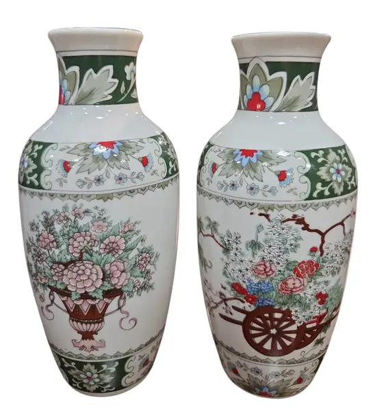 Foto de um(a) Conjunto de Vasos de Porcelana Schmidt Brasil - Estilo Oriental (3 Peças), da categoria de Vasos. Nota importante: O vaso principal possui um fio de cabelo (fissura leve) na borda superior, conforme detalhado nas fotos, o... Mostrado de uma perspectiva diferente. Vendido no marketplace Trésors.