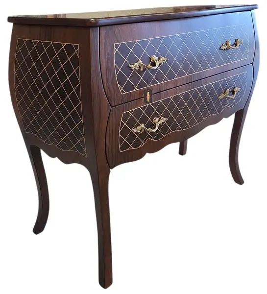 Foto de um(a) Comoda Bombê Xadrez Marchetaria e Bronze, da categoria de Cômodas e Sapateira. Esta magnífica cômoda estilo Bombê destaca-se pelo seu design curvilíneo imponente e pela riqueza de seus detalhes. O grande... Mostrado de uma perspectiva diferente. Vendido no marketplace Trésors.