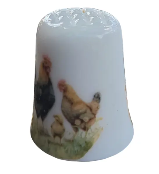 Foto de um(a) Dedal de Coleção em Porcelana – Galo e Pintinhos, da categoria de Outros colecionáveis. Este encantador dedal em porcelana apresenta uma cena bucólica clássica, retratando a vida no campo. Com uma ilustração... Mostrado de uma perspectiva diferente. Vendido no marketplace Trésors.