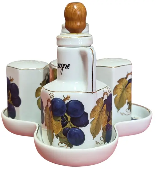 Foto de um(a) Galheteiro de Porcelana com Estampa de Uvas e Suporte de Madeira, da categoria de Saleiros e pimenteiros. Galheteiro de porcelana com estampa de uvas e suporte de madeira. Mostrado de uma perspectiva diferente. Vendido no marketplace Trésors.