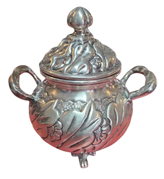 Foto de um(a) Aparelho de Chá e Café Colonial em Prata – 5 Peças Trabalhadas, da categoria de Conjuntos de café e chá. Magnífico conjunto colonial para chá e café, composto por 5 peças ricamente adornadas. Este aparelho é um exemplo clássico... Mostrado de uma perspectiva diferente. Vendido no marketplace Trésors.