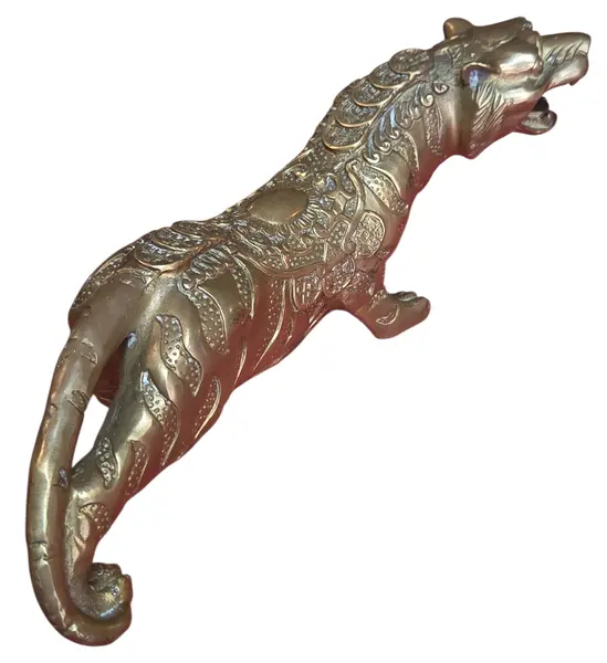 Foto de um(a) Escultura de Tigre em Bronze Maciço - Estilo Oriental, da categoria de Escultura. Esta é uma peça imponente e rica em detalhes, ideal para colecionadores e amantes de decoração clássica. A escultura... Mostrado de uma perspectiva diferente. Vendido no marketplace Trésors.