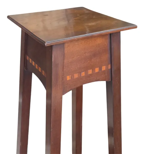 Foto de um(a) Floreira em Imbuia Maciça com Marchetaria – Década de 30, da categoria de Outros objetos decorativos. Esta é uma peça de colecionismo excepcional, que carrega a história da movelaria paranaense do início do século XX. O selo... Mostrado de uma perspectiva diferente. Vendido no marketplace Trésors.