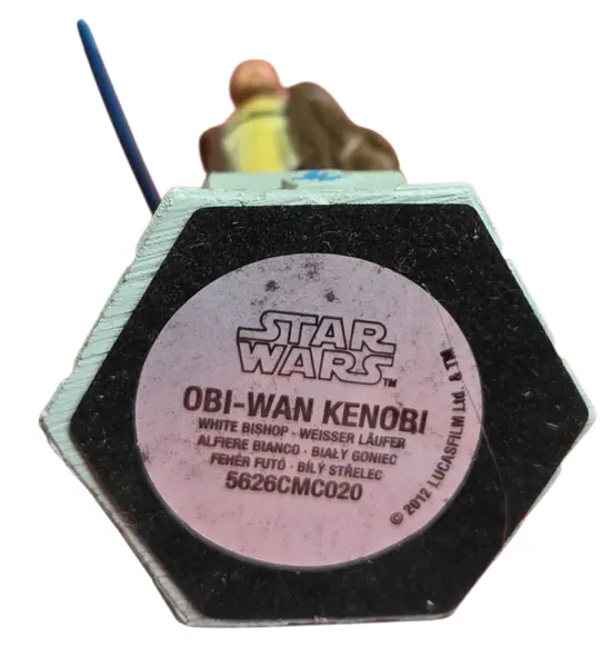 Foto de um(a) Estátua Obi-Wan Kenobi Star Wars - Peça de Xadrez Colecionável (Bispo Branco) - Pintado à Mão, da categoria de Figuras de ação. Honre o legado dos Jedi com esta figura detalhada de Obi-Wan Kenobi. Esta peça faz parte da exclusiva coleção de xadrez de... Mostrado de uma perspectiva diferente. Vendido no marketplace Trésors.