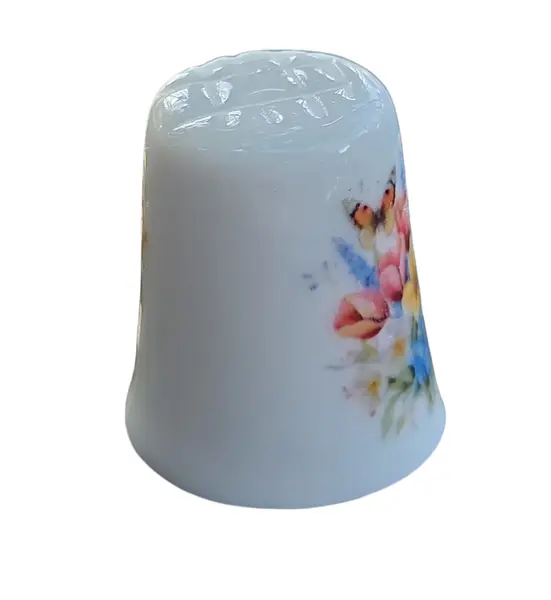 Foto de um(a) Dedal de Coleção em Porcelana – Buquê de Flores e Borboletas, da categoria de Outros colecionáveis. Este dedal em porcelana é uma peça clássica e vibrante, ideal para quem busca itens com temática de natureza e jardim. A... Mostrado de uma perspectiva diferente. Vendido no marketplace Trésors.