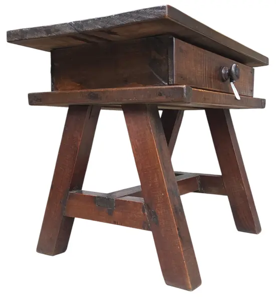 Foto de um(a) Mesa de Cabeceira em Madeira Maciça Antiga com Gaveta e Puxador de Madeira, da categoria de Cabeceiras. Excelente mesa de cabeceira confeccionada integralmente em madeira maciça de alta densidade e com estrutura robusta. Mostrado de uma perspectiva diferente. Vendido no marketplace Trésors.