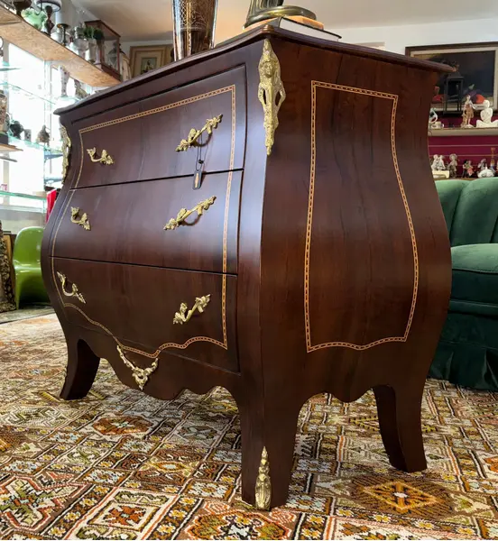 Foto de um(a) Cômoda Bombê de Alto Padrão em Imbuia, da categoria de Cômodas e Sapateira. O Ápice do Luxo e da Sofisticação para Ambientes Exclusivos Esta Cômoda Bombê é uma peça magnífica que representa o auge do... Mostrado de uma perspectiva diferente. Vendido no marketplace Trésors.