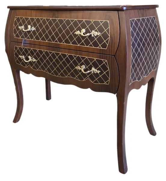 Foto de um(a) Comoda Bombê Xadrez Marchetaria e Bronze, da categoria de Cômodas e Sapateira. Esta magnífica cômoda estilo Bombê destaca-se pelo seu design curvilíneo imponente e pela riqueza de seus detalhes. O grande... Vendido no marketplace Trésors.