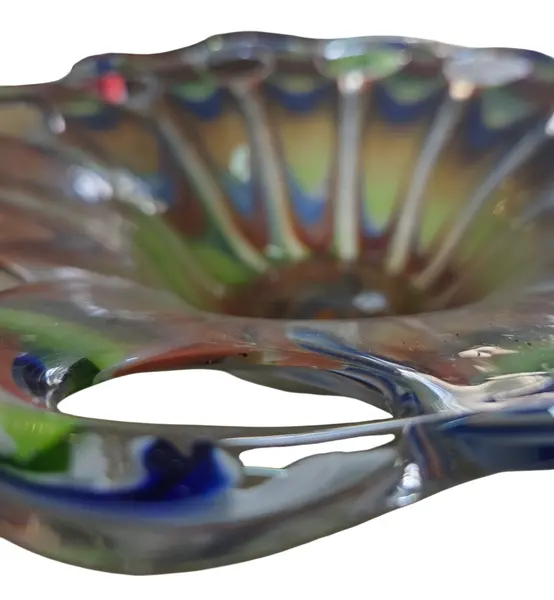 Foto de um(a) Centro de Mesa Murano Design Orgânico – Estilo Moderno, da categoria de Centro de mesa. O equilíbrio perfeito entre força e delicadeza. Este centro de mesa em Murano utiliza a técnica de sobreposição de cores,... Mostrado de uma perspectiva diferente. Vendido no marketplace Trésors.